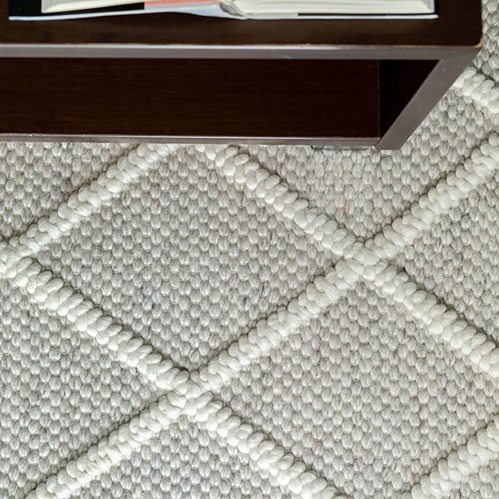 Crysta Diamond Rug - Sand/Ivory